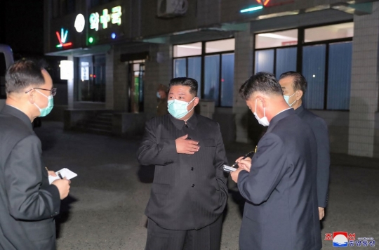 Gaya Kim Jong Un Pantau Apotek di Tengah Kasus Covid-19 di Pyongyang