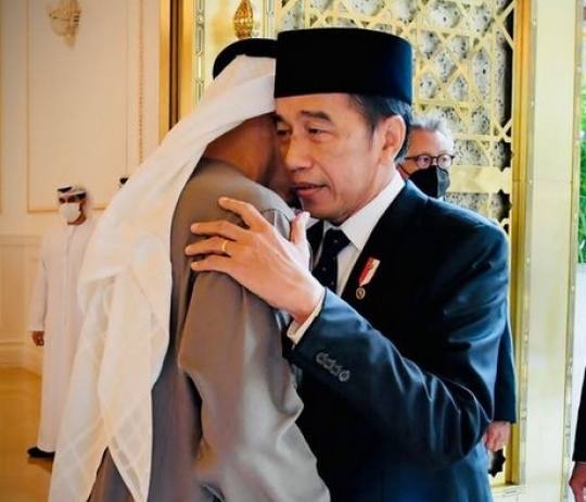 Presiden UAE Wafat, Ini Momen Jokowi Sampaikan Belasungkawa & Peluk Mohamed bin Zayed