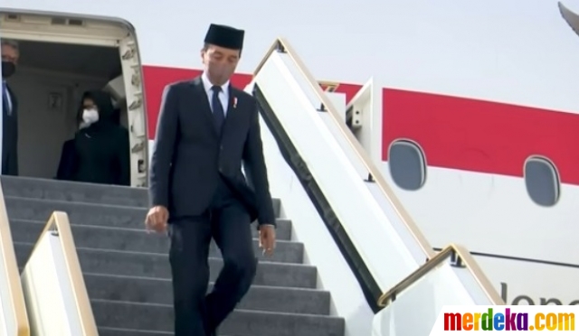 Presiden Joko Widodo dan Ibu Iriana beserta rombongan tiba di Bandara Internasional Abu Dhabi, Uni Emirat Arab (UEA) pada Minggu, (15/5/2022). Jokowi dan rombongan tiba di Abu Dhabi setelah melalui perjalanan panjang selama 14 jam dari Washington DC. 