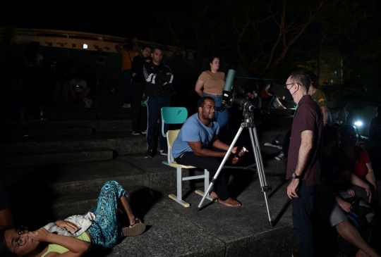 Antusiasme Warga Amerika Selatan Menyaksikan Keindahan Fenomena Bulan Darah