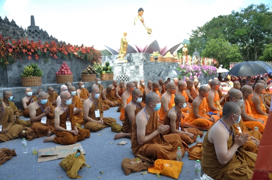 Khidmat Perayaan Tri Suci Waisak di Candi Borobudur
