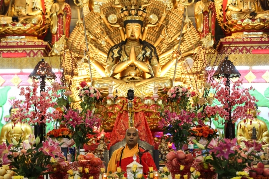 Perayaan Waisak Berlangsung Hikmat di Vihara Avalokitesvara Pondok Cabe