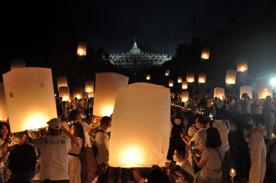 Ribuan Lampion Hiasi Malam Waisak di Candi Borobudur