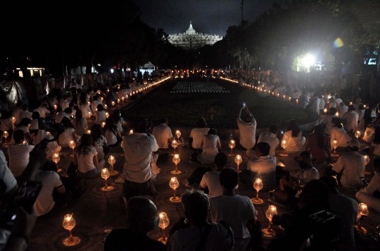 Ribuan Lampion Hiasi Malam Waisak di Candi Borobudur