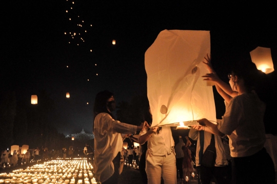 Ribuan Lampion Hiasi Malam Waisak di Candi Borobudur