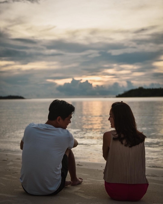 6 Potret Keseruan Surya Insomnia Bersama Keluarga Liburan di Belitung
