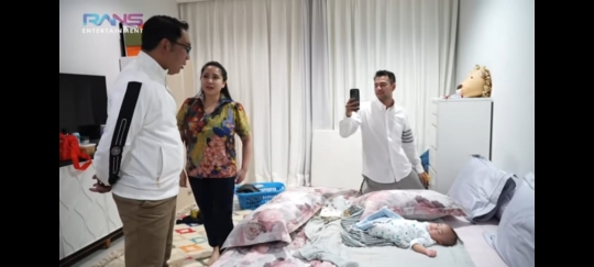 5 Potret Ridwan Kamil Ganti Baju Bayi 'Sultan' Rayyanza, Begini Reaksi Nagita Slavina