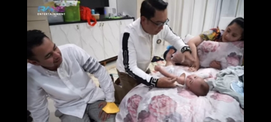 5 Potret Ridwan Kamil Ganti Baju Bayi 'Sultan' Rayyanza, Begini Reaksi Nagita Slavina