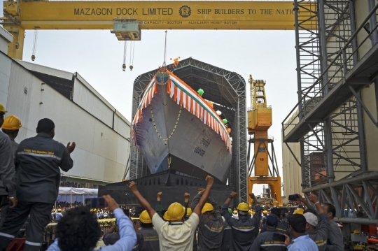 Di Tengah Gelombang Panas, India Luncurkan Kapal Perang Siluman