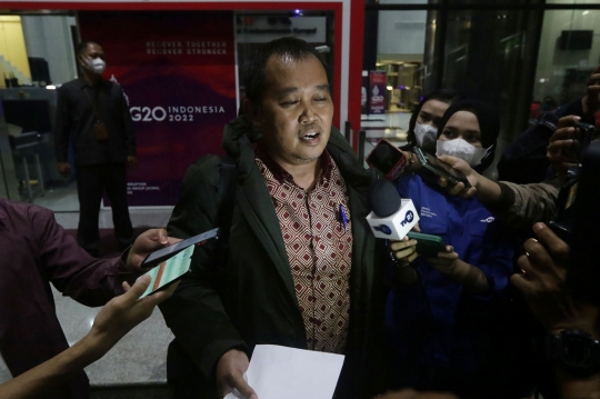 Ekspresi Koordinator MAKI Usai Diperiksa KPK Terkait TPPU Bupati Banjarnegara
