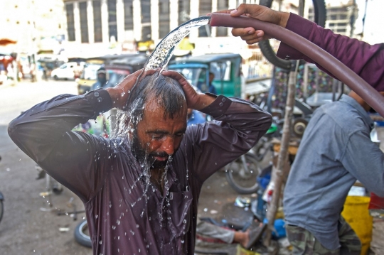 Jus Tebu, Pelepas Dahaga Warga Pakistan di Tengah Suhu Ekstrem