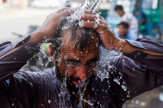 Jus Tebu, Pelepas Dahaga Warga Pakistan di Tengah Suhu Ekstrem