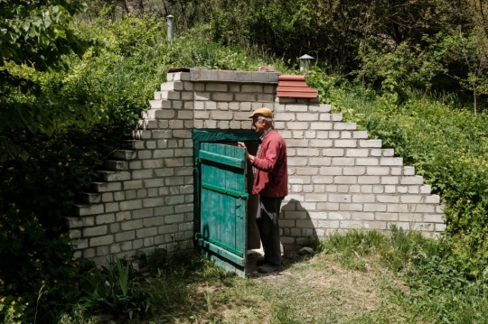 Profesor Biologi Ukraina Ubah Gudang Sayuran Jadi Bunker