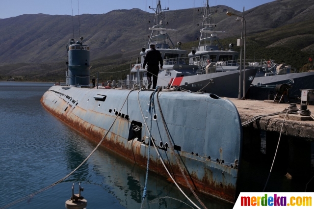Kapal selam Storm, model C613 buatan Uni Soviet, yang dibangun pada awal tahun 50-an merapat di pangkalan angkatan laut Pasha Liman dekat Kota Vlora, Albania (27/4/2022). 