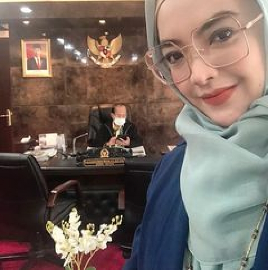 Beda Usia 27 Tahun, Ini Potret Romantis Ingrid Kansil dengan Sang Suami