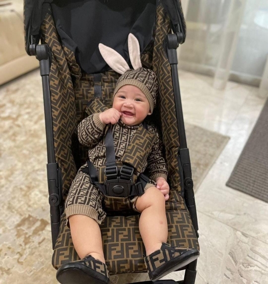 Bayi Sultan Rayyanza Pakai Outfit Serba Fendi Sampai Stroller, Harganya Fantastis