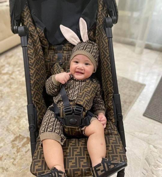 Bayi Sultan Rayyanza Pakai Outfit Serba Fendi Sampai Stroller, Harganya Fantastis