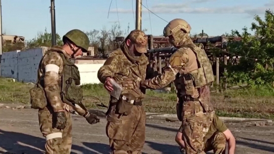 Ratusan Pejuang Ukraina Menyerah usai Dikepung Rusia di Pabrik Baja Azovstal