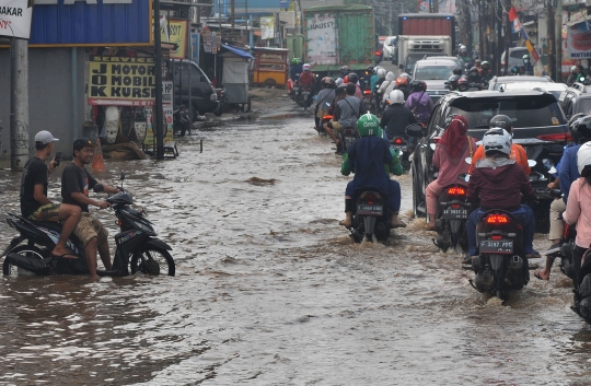 Banjir Genangi Kawasan Perempatan Mampang Depok