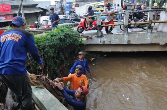 Banjir Genangi Kawasan Perempatan Mampang Depok