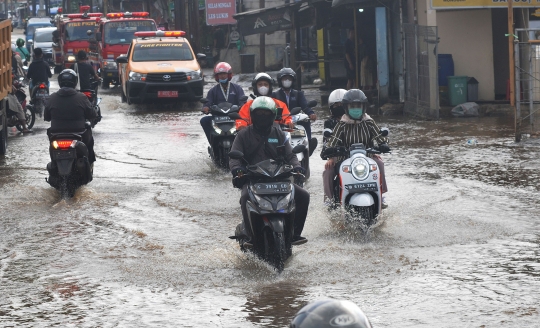 Banjir Genangi Kawasan Perempatan Mampang Depok