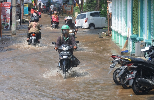 Banjir Genangi Kawasan Perempatan Mampang Depok