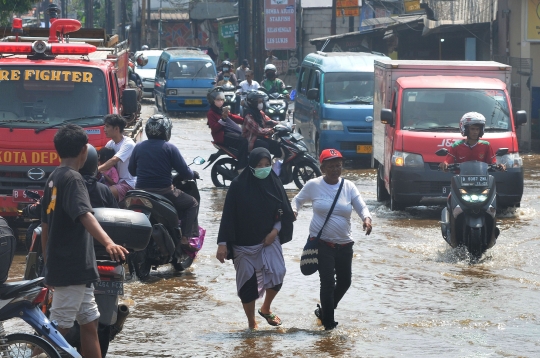 Banjir Genangi Kawasan Perempatan Mampang Depok