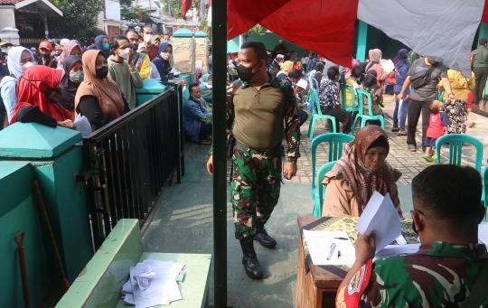 Antrean Warga Cairkan Dana BLT Minyak Goreng di Depok