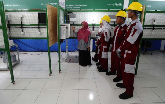 Pemasangan PLTS di Sekolah untuk Media Belajar dan Pemasok Listrik