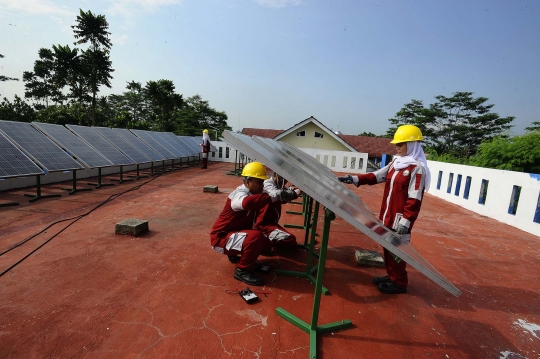 Pemasangan PLTS di Sekolah untuk Media Belajar dan Pemasok Listrik