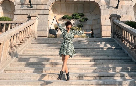 7 Potret Nana Mirdad Pakai Mini Dress di Prancis, Dipuji Super Cantik dan ABG Banget