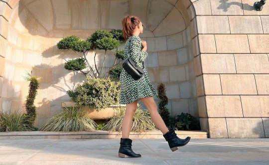 7 Potret Nana Mirdad Pakai Mini Dress di Prancis, Dipuji Super Cantik dan ABG Banget