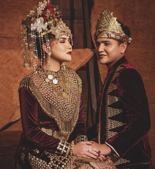 Jelang Pernikahan, Intip Potret Masayu Clara dan Kekasih Foto Prewed Pakai Baju Adat