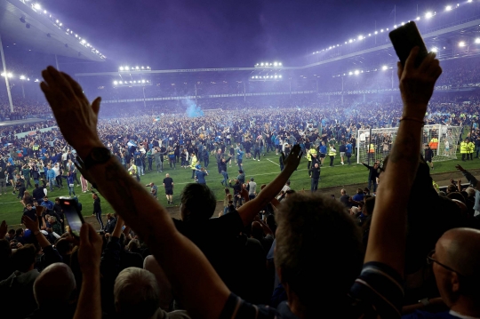 Euforia Suporter Serbu Lapangan usai Everton Lolos Degradasi Liga Inggris