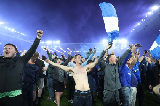 Euforia Suporter Serbu Lapangan usai Everton Lolos Degradasi Liga Inggris