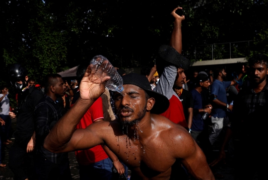 Protes Krisis Ekonomi, Ratusan Pengunjuk Rasa Geruduk Rumah Presiden Sri Lanka