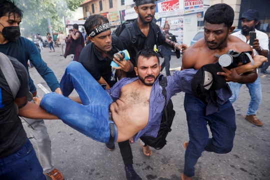 Protes Krisis Ekonomi, Ratusan Pengunjuk Rasa Geruduk Rumah Presiden Sri Lanka
