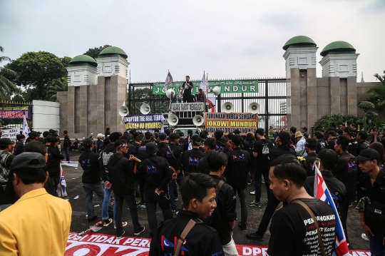 Geruduk DPR, Massa PPMI Demo Tuntut Jokowi Mundur
