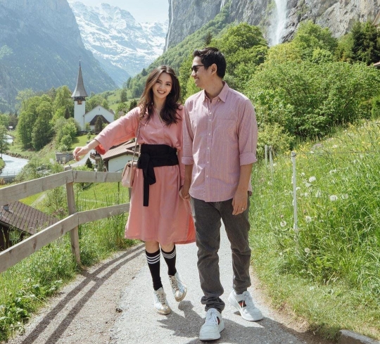 Potret Manis dan Romantis Sabrina Bersama Belva Pakai Baju Berwarna Senada di Swiss