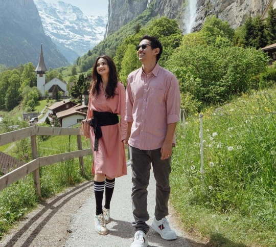 Potret Manis dan Romantis Sabrina Bersama Belva Pakai Baju Berwarna Senada di Swiss