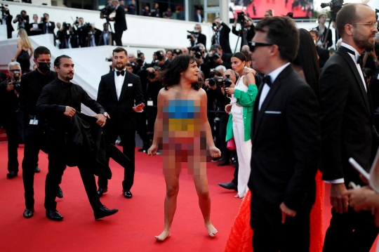 Aksi Wanita Tanpa Busana Gegerkan Festival Film Cannes
