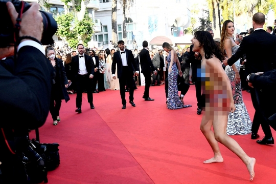 Aksi Wanita Tanpa Busana Gegerkan Festival Film Cannes