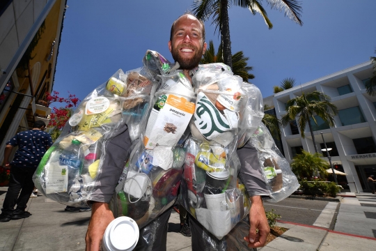 Aksi Pria AS Kenakan Pakaian Berisi Sampah Sehari-hari