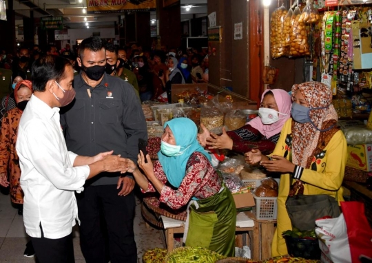 Jokowi Tinjau Harga Minyak Goreng dan Bagikan BLT di Pasar Muntilan