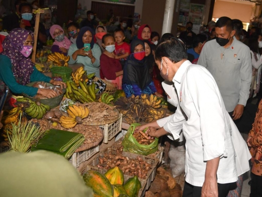 Jokowi Tinjau Harga Minyak Goreng dan Bagikan BLT di Pasar Muntilan
