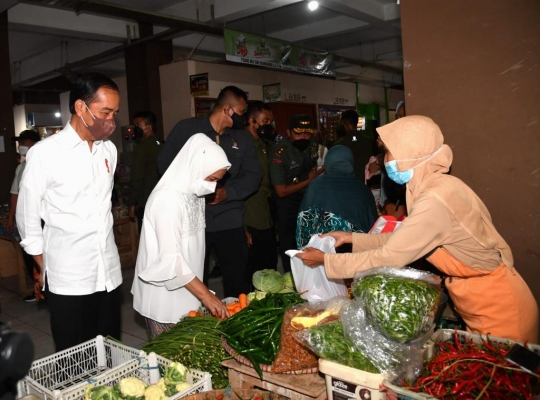 Jokowi Tinjau Harga Minyak Goreng dan Bagikan BLT di Pasar Muntilan