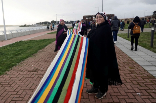 Wanita Chile Pecahkan Rekor Menenun Kain Sepanjang 1 Kilometer