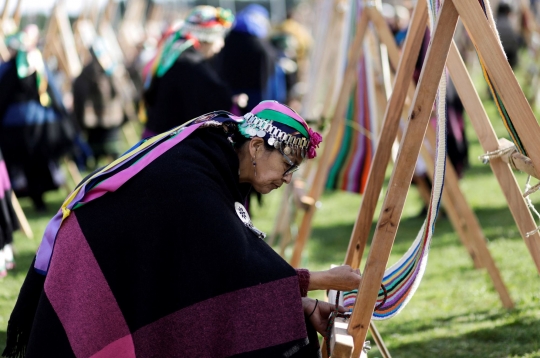 Wanita Chile Pecahkan Rekor Menenun Kain Sepanjang 1 Kilometer