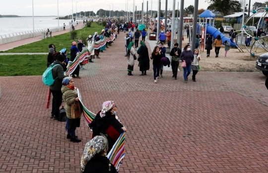 Wanita Chile Pecahkan Rekor Menenun Kain Sepanjang 1 Kilometer