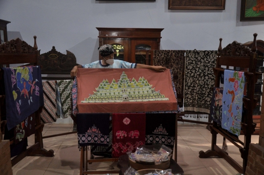 Melihat Pembuatan Batik Tulis Borobudur yang Mendunia